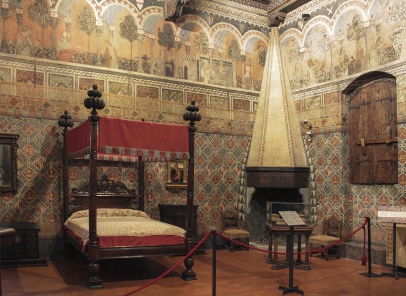 Florence: 1-Hour Private Tour of an Ancient Florentine House - Authentic Period Furnishings and Decor