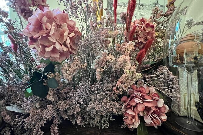 Florence Artisan Shopping Tour - a tailor-made unique experience - Discovering Handmade Perfumes and Artistic Paper