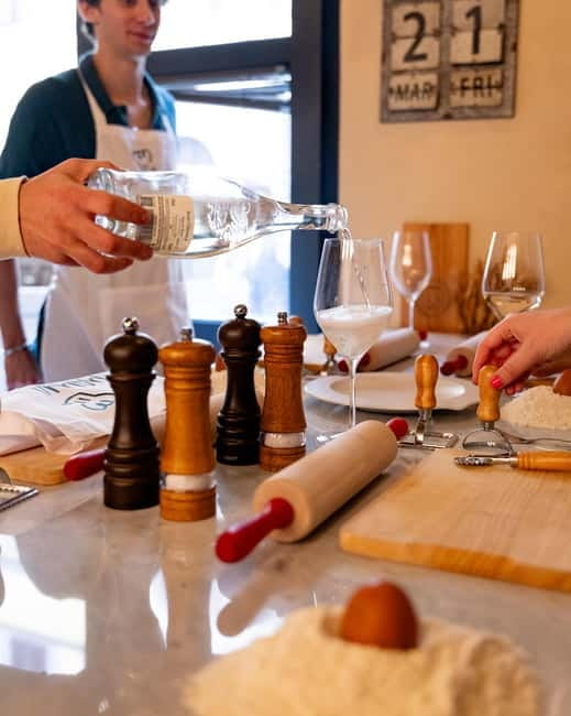 Florence: Authentic Pizza & Gelato Experience+Unlimited Wine - Florence’s Culinary Secrets with a Skilled Chef