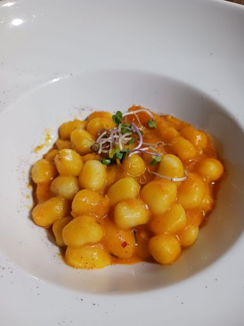 Florence: Chianti Wine Tour with 3 Wineries & Tuscan Lunch - Lunch at a Family-Run Organic Farm