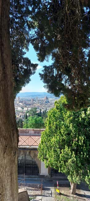 Florence: city walk to the most famous historical monuments - Crossing the Historic Ponte Vecchio