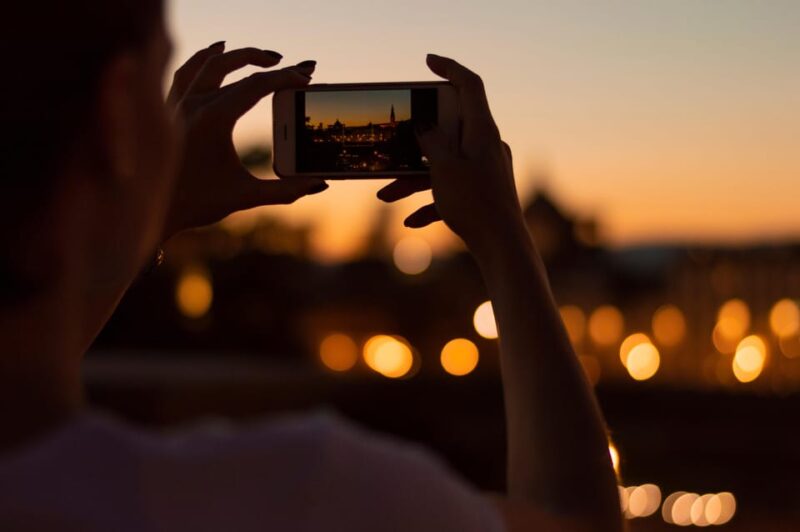 Florence: Dark Secrets & Scandals Evening Walking Tour - Crossing the Ponte Vecchio and Its Dark Tales