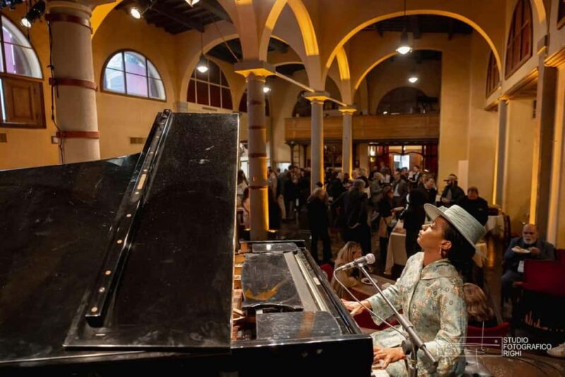 Florence: Dinner & Live Show Experience at Teatro del Sale - Key Points