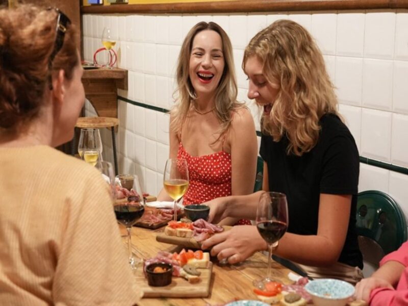Florence: Food Walking Tour with Local Steak and Tuscan Wine - The Ponte Vecchio and Oltrarno’s Nightlife