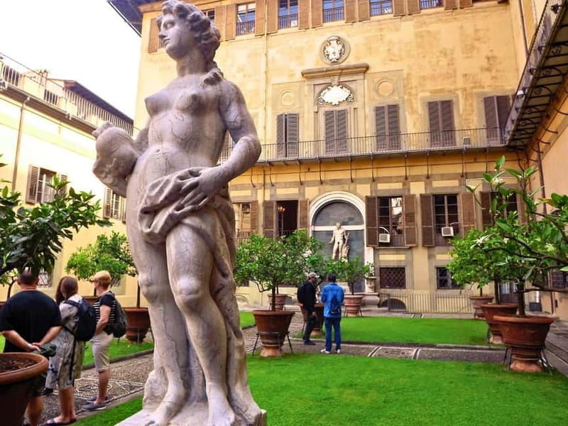 Florence: Medici Family Guided Walking Tour - Crossing the Arno to the Pitti Palace