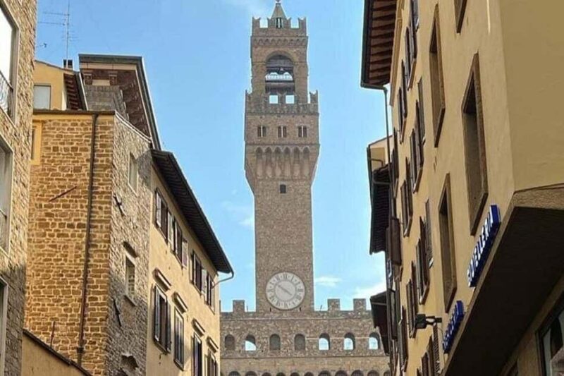 Florence: Walking Tour with Expert Local Guide - Walking Through the Uffizi Courtyard