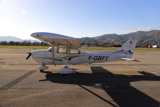 Fly above Lyon in a private plane - Practical details: booking, duration, and restrictions