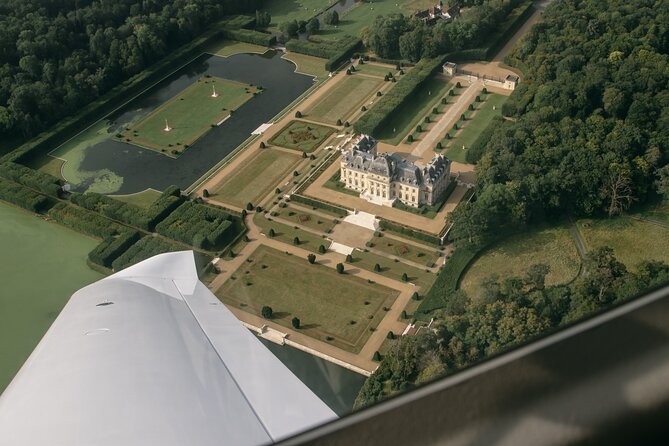Fly around Paris with a local pilot - The Experience of Flying in a Private Plane