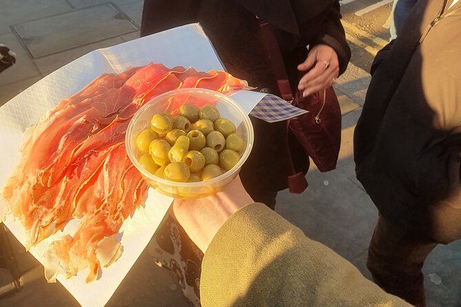 Food and Drink Walking Tours in West London's Notting Hill Area - Practical Details: Meeting Point, Group Size, and Weather