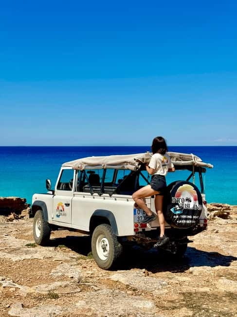 Formentera: Hidden Spots 4X4 Tour in Land Rover Defender - Visiting the Iconic Lighthouse on the Cliffs