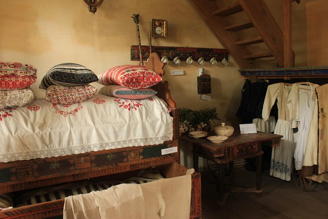 Fortified Church of Viscri and Sighisoara in Spanish (native Spanish guide). - Sighisoara’s Medieval Old Town: A Living Heritage