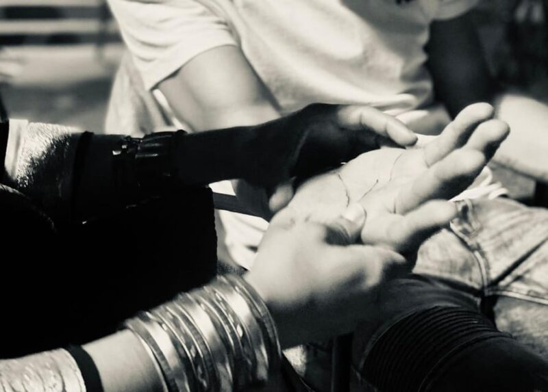 FOZ: Quiromancy, come and discover your path in your hands - The Experience of the Local Café Setting