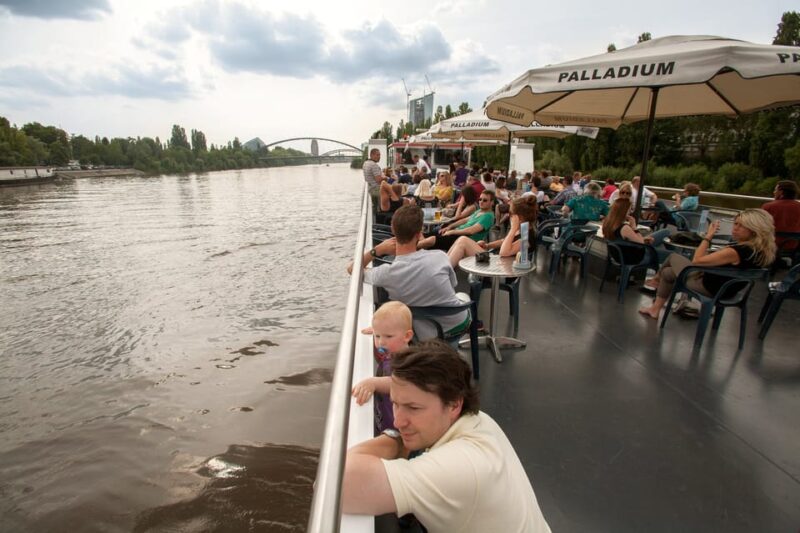 Frankfurt: 1-Hour Panorama Boat Cruise on the river Main - The Guide and Commentary Style