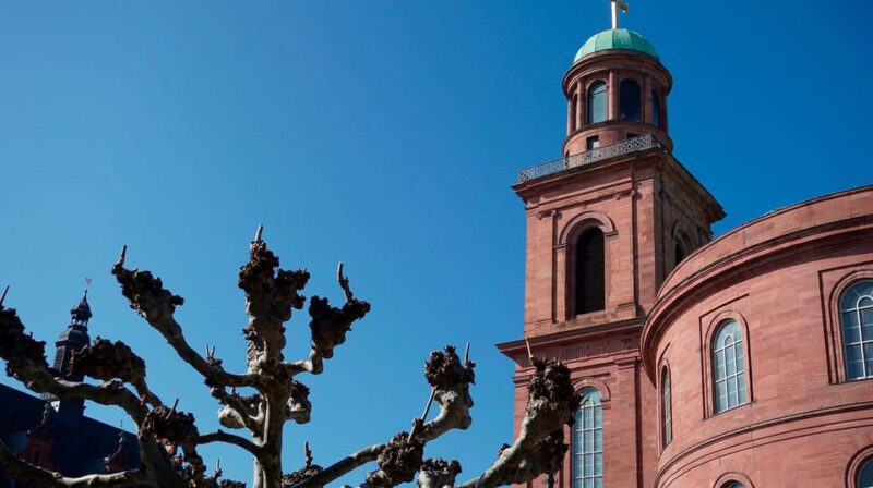 Frankfurt: Discover the heart of Frankfurt - a city tour in Russian - Walking Through Artistic and Historic Districts