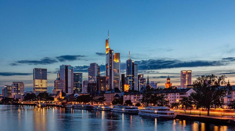 Frankfurt: Discover the heart of Frankfurt - a city tour in Russian - Visiting Iconic Landmarks: Frankfurt Cathedral & Fountain of Justice