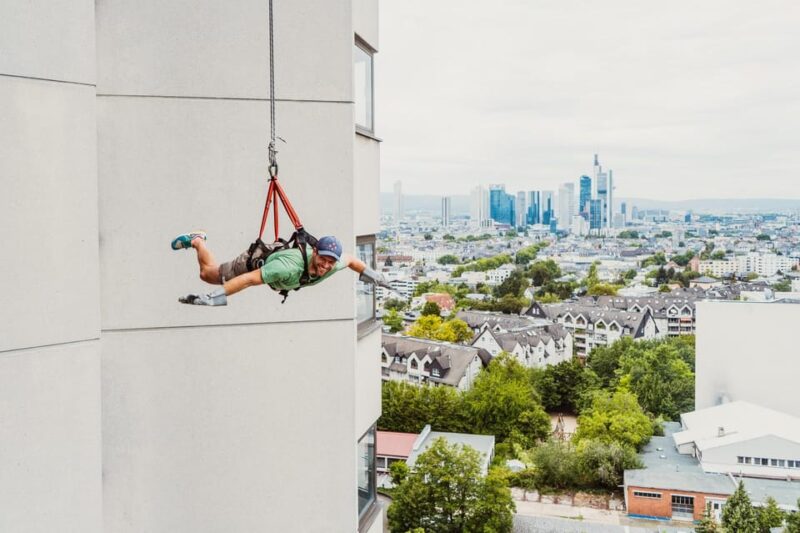 Frankfurt: House Running in Sachsenhausen - The Unique Experience of Abseiling on a Building’s Facade
