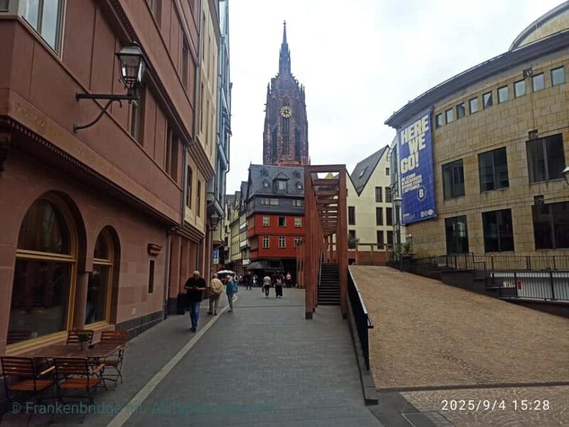 Frankfurt: Old Town Walking Tour with Local Guide - Exploring Römerberg Square and the Römer