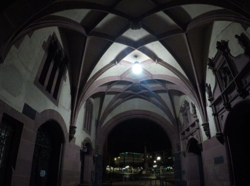 Frankfurt: Scary Sightseeing Tour with The Hangman - From Frankfurt Cathedral to the Main River Drownings