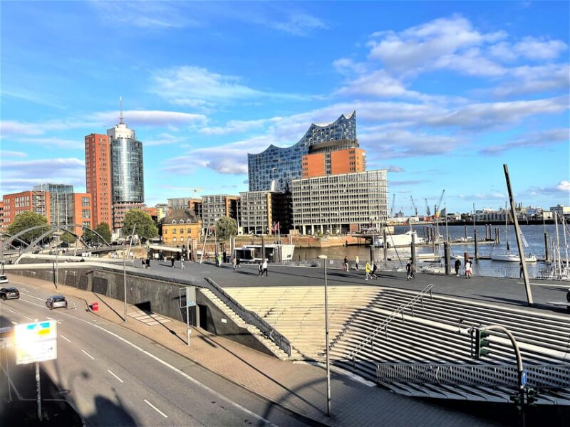 Free Tour: Port, Red Light District and Beatles. You decide how much to pay at the end - Walking Through St. Pauli and the Red Light District