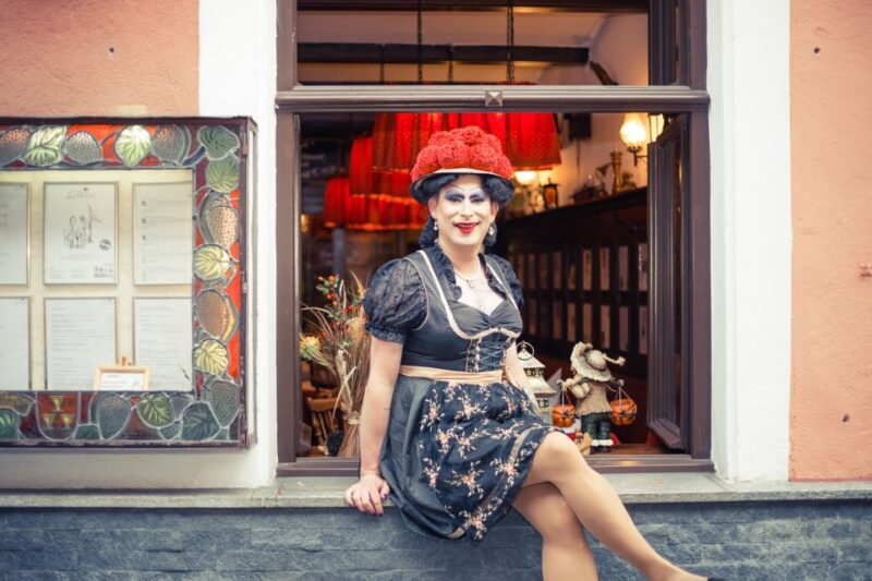 Freiburg: Drag Queen Show Walk with Betty BBQ - Freiburg’s Old Town Becomes a Glittering Stage