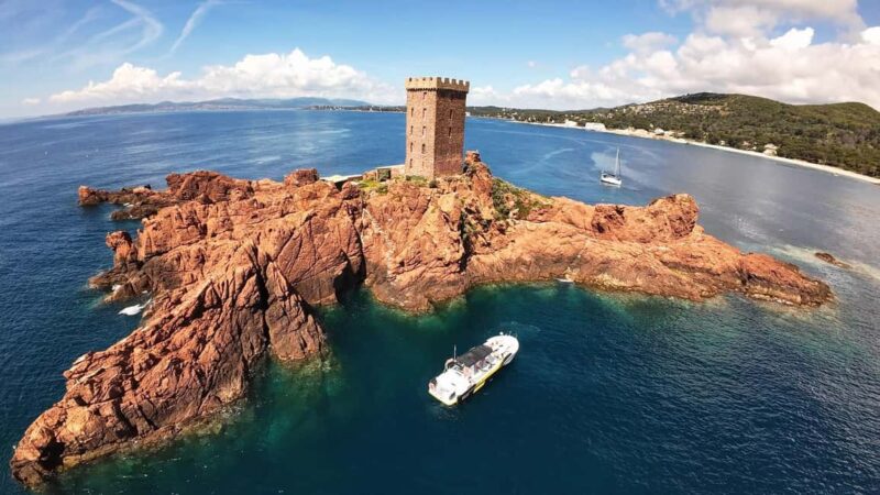 Fréjus : Esterel Calanques Cruise (Comfort Boat) + Swim Stop - The Captain and Crew: Friendly, Informative, and Multilingual