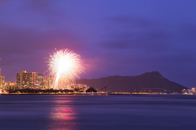 Friday Fireworks Cruise in Oahu, Hawaii - Discover the Luxurious Friday Fireworks Cruise in Oahu, Hawaii