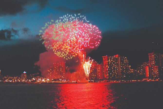 Friday Fireworks Dinner Sail from the Hilton Hawaiian Village - Experience a Friday Night Fireworks Dinner Sail from Hilton Hawaiian Village
