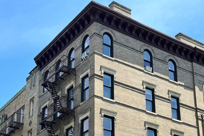 Friends' Locations Tour - The Guides Role in Creating a Memorable Experience