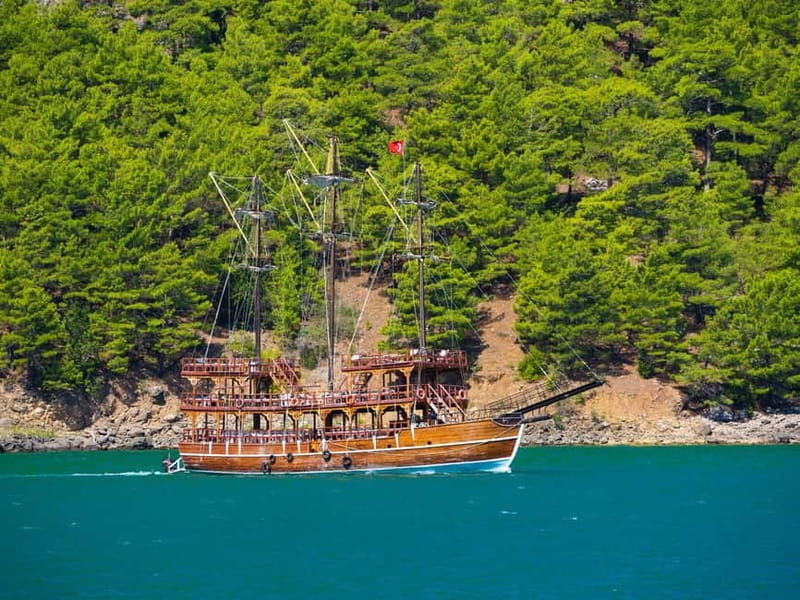 From Alanya: Green Canyon Boat Trip with Lunch and Drinks - The Experience on Board: Guides, Atmosphere, and Music