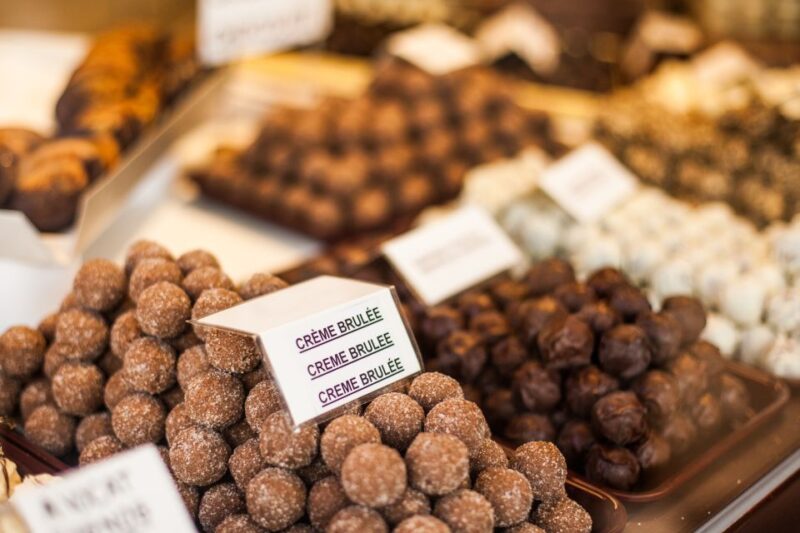 From Amsterdam: Day Trip to Bruges in Spanish - The Chocolate Shop Experience and Local Delights