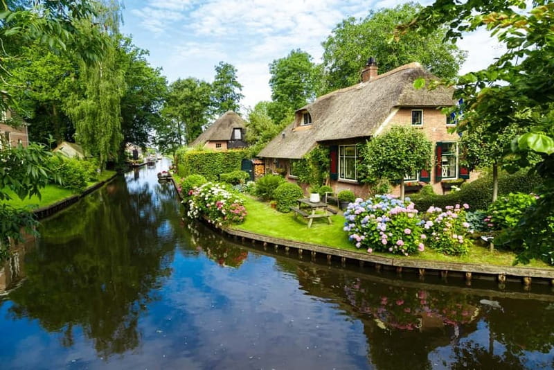 From Amsterdam: Explore Giethoorn Private Guided Tour by Car - What Makes Giethoorn the Little Venice of the Netherlands?