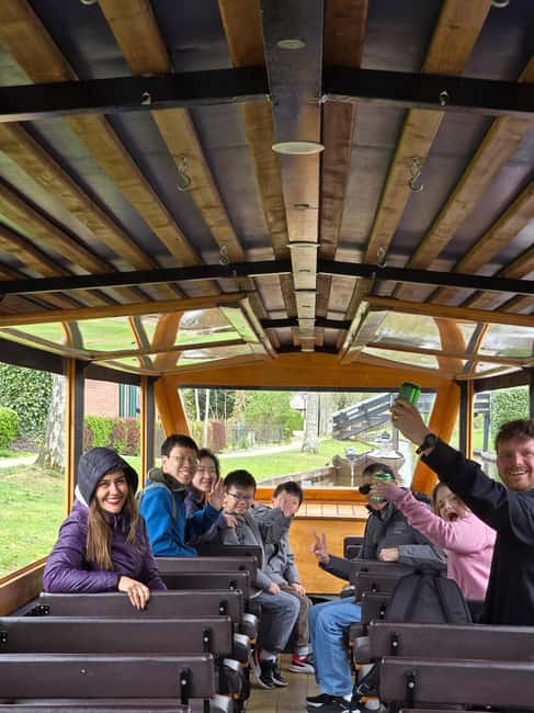 From Amsterdam: Farm, Volendam, Giethoorn + Boat Tour & VR - Crossing the Iconic Afsluitdijk: Land Meets Sea