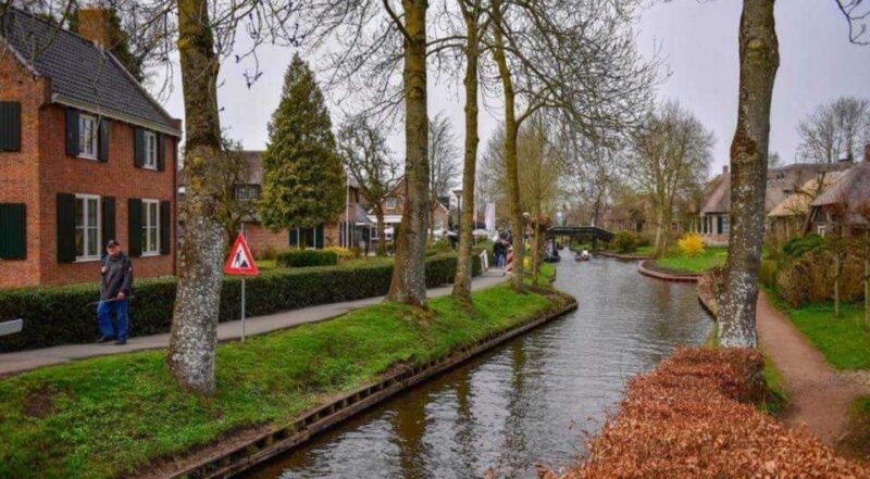 From Amsterdam: Giethoorn Guided Day Trip with Canal Cruise - Exploring Giethoorn’s Car-Free Streets and Thatched Roof Cottages