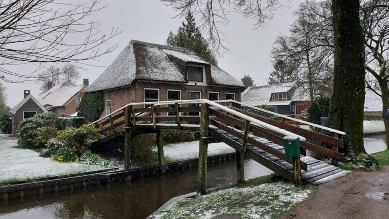 From Amsterdam: Giethoorn Small Group Tour with Boat Ride - Practical Details: Meeting Point, Group Size, and Accessibility