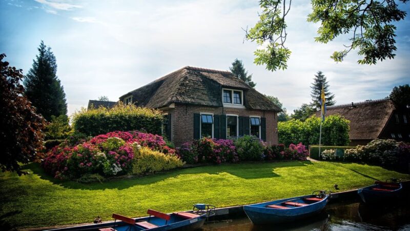 From Amsterdam: Private Sightseeing Tour to Giethoorn - Explore the Dutch "Little Venice" with a Private Tour from Amsterdam