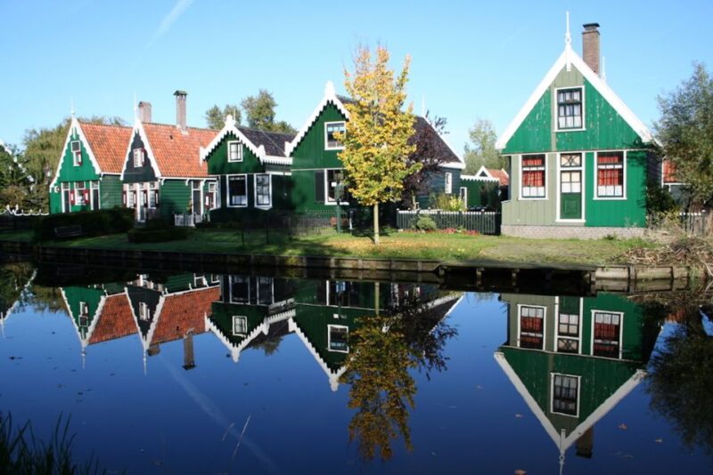 From Amsterdam: Windmills of Zaanse Schans Tour in Spanish - Free Time to Explore and Photograph