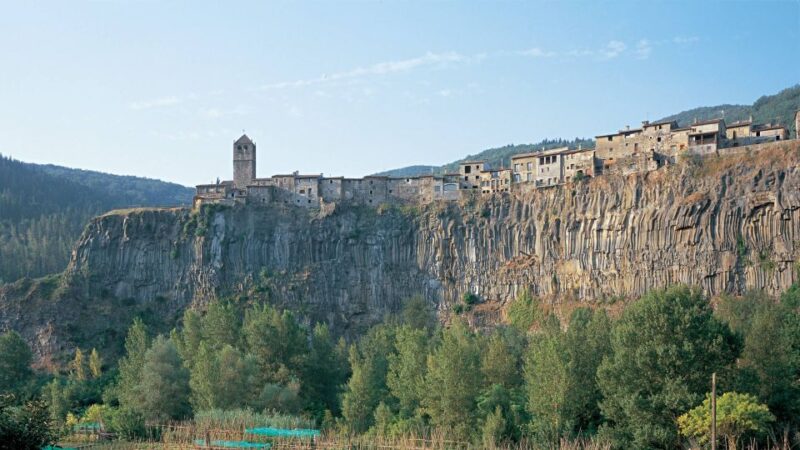 From Barcelona: Besalú & Medieval Towns Tour w/ Hotel Pickup - Castellfollit de la Roca: Cliffside Village with Breathtaking Views