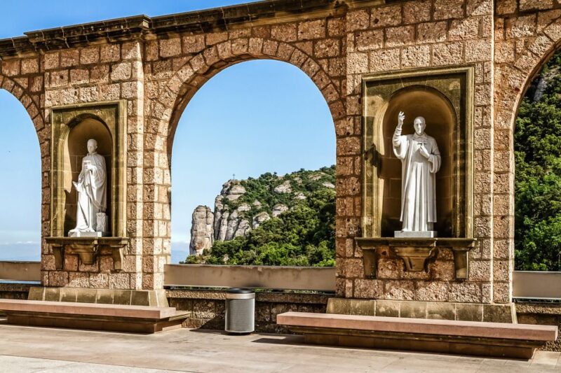 From Barcelona: Montserrat Day Trip with Optional Tickets - Meeting Points and Transportation Comfort