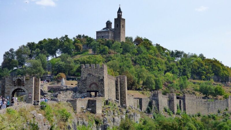 From Bucharest: Day Trip to Medieval Marvels of Bulgaria - Exploring Veliko Tarnovo: The "City of the Tsars"