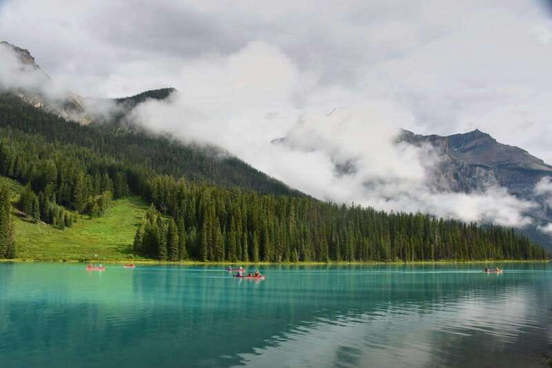 From Calgary: Banff, Moraine Lake and Lake Louise Tour - Visiting Banff Town and Its Mountain Views