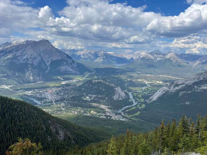 From Calgary: Banff, Moraine Lake and Lake Louise Tour - Exploring Lake Louises Iconic Waters