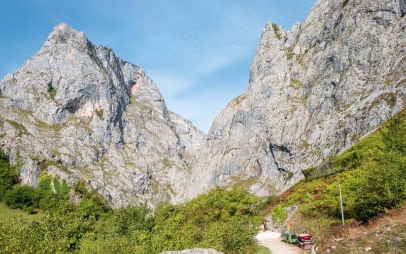 From Cangas de Onís: Lakes of Covadonga and Bulnes by funicular - Enjoying the Covadonga Lakes and Surroundings