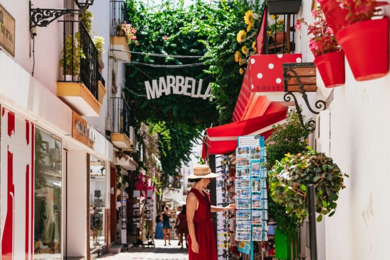 From Costa del Sol: Mijas, Marbella and Puerto Banús Tour - Exploring Puerto Banús: Glamour and Yachts