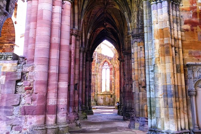 From Edinburgh: 1-day Outlander Tour - attractions included - Midhope Castle: The Fictional Lallybroch