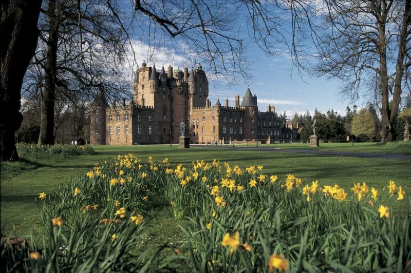 From Edinburgh: Glamis and Dunnottar Castles Tour in Italian - Exploring the Haunted Legend of Glamis Castle