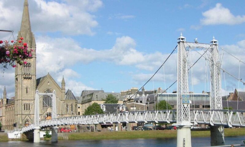 From Edinburgh: Loch Ness & Inverness Tour in Spanish - Visiting Urquhart Castle and Loch Ness