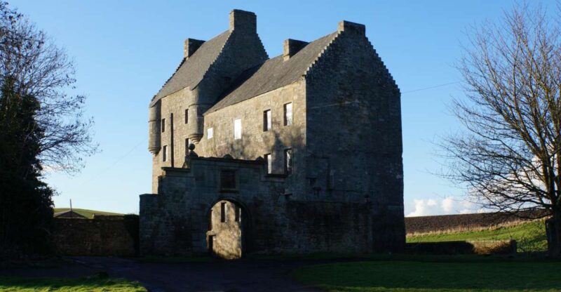 From Edinburgh: Outlander, Palaces, and Jacobites Day Trip - Blackness Castle and the Fort William Set