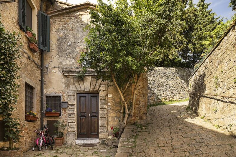 From Florence: PRIVATE Tour of San Gimignano and Volterra - Lunch in a Local Tuscan Restaurant
