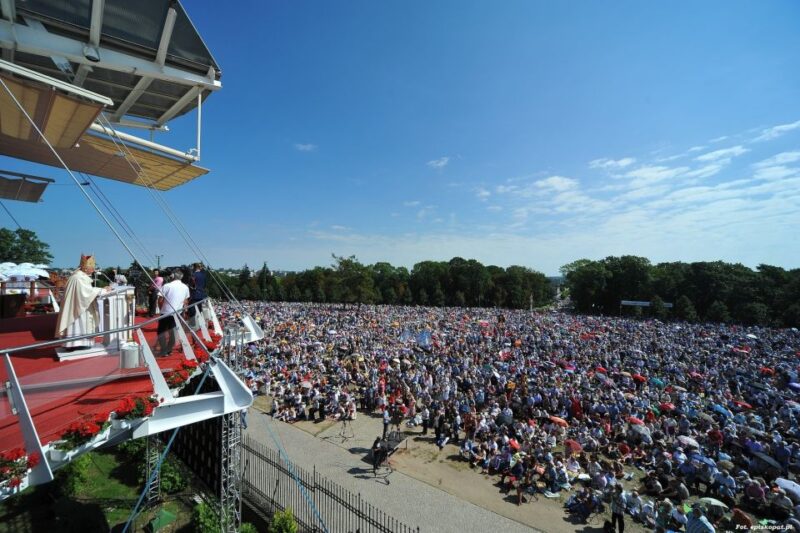 From Krakow: Czestochowa Monastery Private Tour - Strolling Through the Grounds and the Stations of the Cross