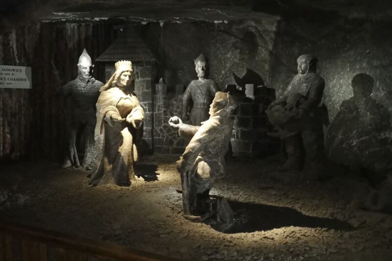 From Krakow: Wieliczka Salt Mine Tour in Italian - Learning About Salt Mining and Natural Phenomena
